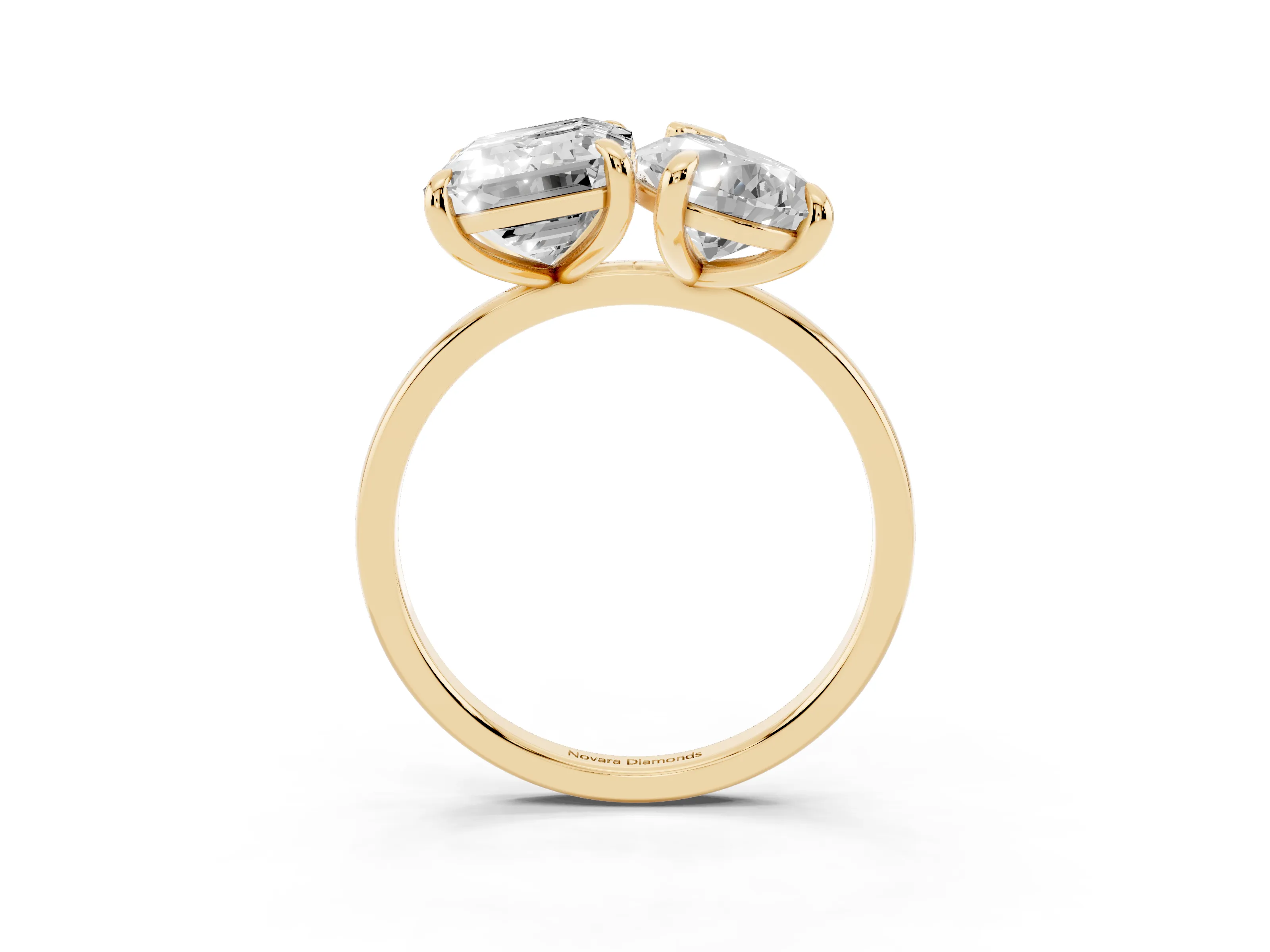 Pear and Emerald Toi Moi Ring Set in Yellow gold with Prong Setting and Plain Band